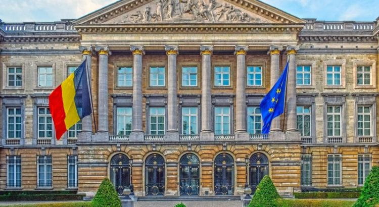 Palast der Nation in Brüssel mit belgischer und europäischer Flagge.