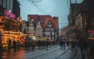 Am jungen Abend sind zahlreiche Bremer Einwohner in der Innenstadt auf dem Bremer Weihnachtsmarkt.