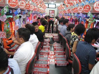 Einer Spielhalle mit modernen Pachinko Automaten.