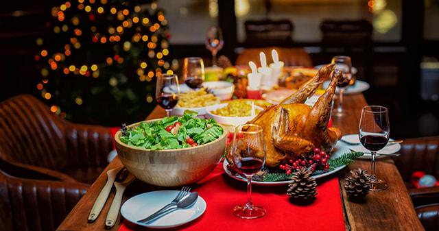 Ein Tisch voller Weihnachtsessen und Getränke.