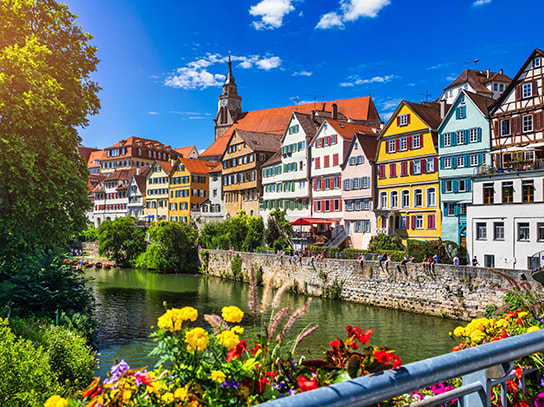 Der Blick auf eine Stadt in Baden-Württemberg von einer Brücke aus.