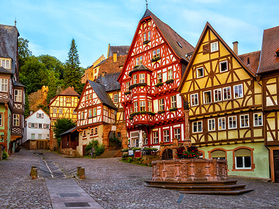Eine Stadt in Bayern mit Häusern im Fachwerk-Stil.