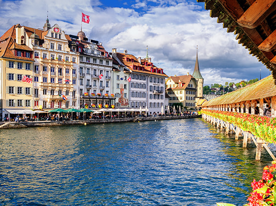 Der Blick auf eine Stadt in der Schweiz von einer Brücke über einen Fluss aus.